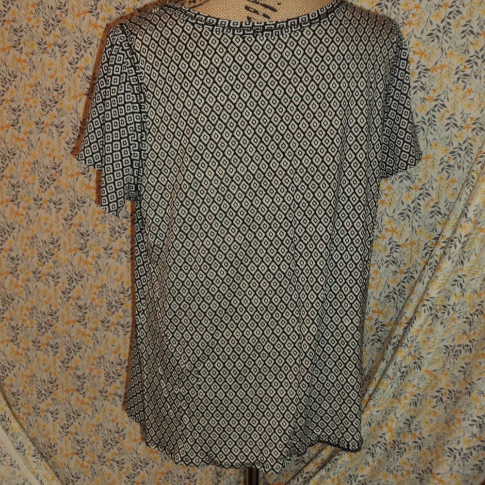 Geometric Patterned Top - Picture 7 of 7